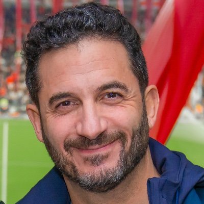 Economista. Docente.
En pareja. Papá de tres.