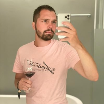 titougregou's profile picture. A saudade deu-me sede. Sede de contacto, de encontros com cheiro, cara a cara, de corpo inteiro. | Eu nunca serei o que a sociedade espera que eu seja 🇵🇹🇪🇺