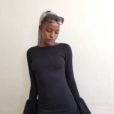 __vallary's profile picture. 