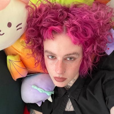 _sigarette's profile picture. goth golden retriever