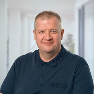 Statsaut. translatør i tysk, Manchester United-fan med rødder i Esbjerg og familie fra Thailand. Hjemløs liberal. Debatterer gerne politik, medier og fodbold.