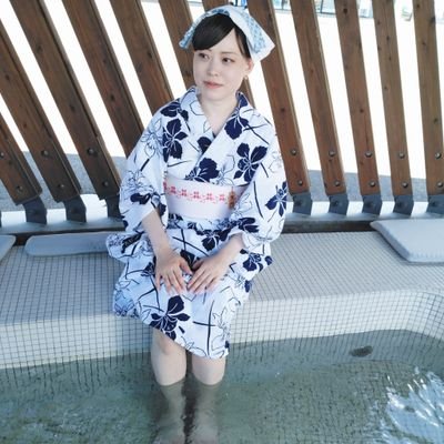 🍀フォロー大歓迎🍀
着物好きさん同士、楽しく交流できるアカウントになれば嬉しいです(*´∇｀*)💕

#京都市 #東山区 出身
#京都府 #福知山市　在住🏯
#着物好き
#膠原病 #脱毛症　髪を失ったので医療用ウィッグを着用しながら前向きに暮らしています🐥❤️
ものづくり投稿中→ @NAKATSUJIKO