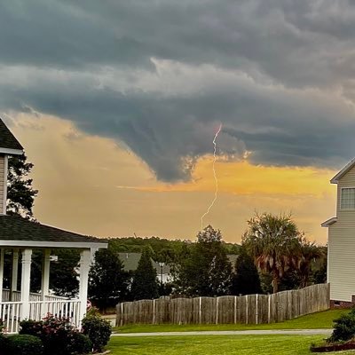 🇫🇷🇮🇹🇲🇽| 16 | #FTTB | #DifferentHere |Passionate for weather | 🌪️= 2 (5 funnels) | Tornadoes are fascinating but can leave devastating impacts.