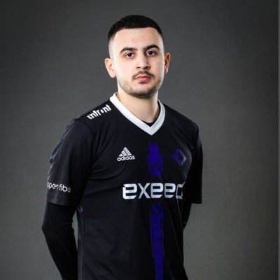Professional Fifa player for @exeed_official Top 3-4 FIFAe World cup fifa22 /1st EserieA tim 2022 / Player of @eNazionaleFIGC   commerciale@staff.exeed.gg