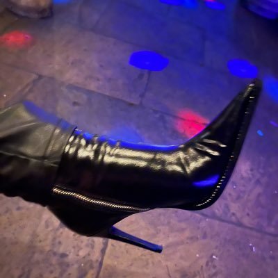 Dog handler. Intellectual Dominatrix. All content is purely my own with my FLR sub/partner. No live sessions. No tribute, no reply. £mistresskc1