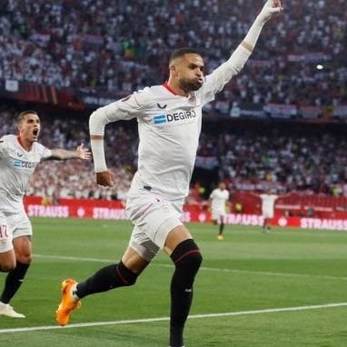 El Sevilla no eres tú, ni yo, ni aquél... El Sevilla está muy por encima de todos nosotros.
⭐⭐⭐⭐⭐⭐⭐