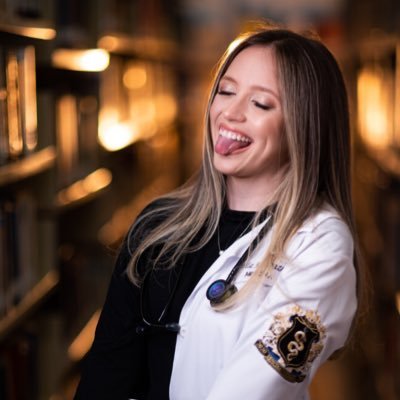 Estudante de medicina viciada em dar vácuo nas pessoas. Chorona, super azarada e trouxa com força.