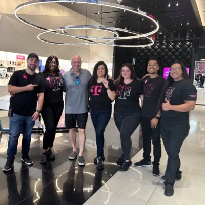 Daisy_v06's profile picture. "Living the Vegas dream 🃏📱😎 #LasVegasLife #LasVegasSigStore