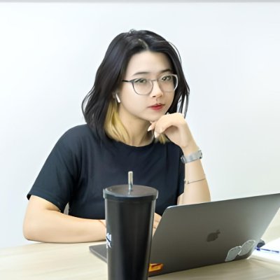 Jessie Le is an E-Commerce Writer with over 5 years of experience in the industry. Renowned for sharing invaluable eCommerce platform insights on @LitCommerce.