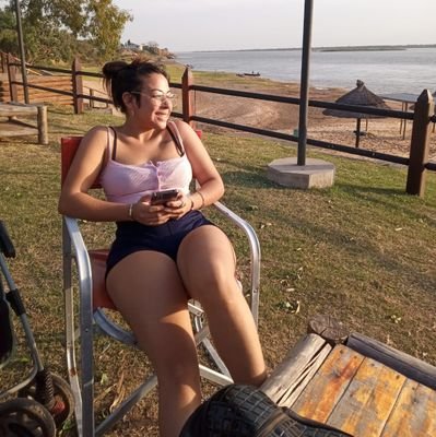 parezco loca respeto la mayoría, salgo poco me gusta más la oscuridad que el día 👽
