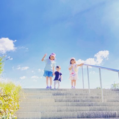 小学生、幼稚園児、2歳の３姉妹ママ＾＾子供は好きになったけど子育てはまた別...とにかく面倒くさがりの私がしてきた大嫌いな子育て。大好きなのはハーバリウムやお花を選ぶ時間🌹自分の時間を大切にしながら子育て奮闘中＾＾ ハーバリウム認定講師 今はチャイルド・家族療法カウンセラー勉強中