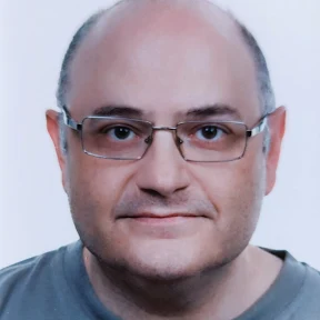Ingeniero informático de estudios, formador de profesión, aprendiz el resto del tiempo. Comparto la pasión por enseñar y aprender online y offline.