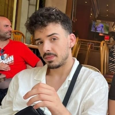 2è tentative de compte Twitter mais bon je me suis égaré donc osef / A quitté la fac pour devenir intermittent pcq l'insécurité ça rajoute du piment / Amoureux