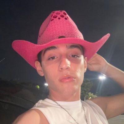 duhitzroger's profile picture. 21 he/him