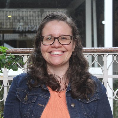 carolvidal_'s profile picture. Carioca que mora em Salvador. Escritora e podcaster que ama cozinhar (palavras e comidas).