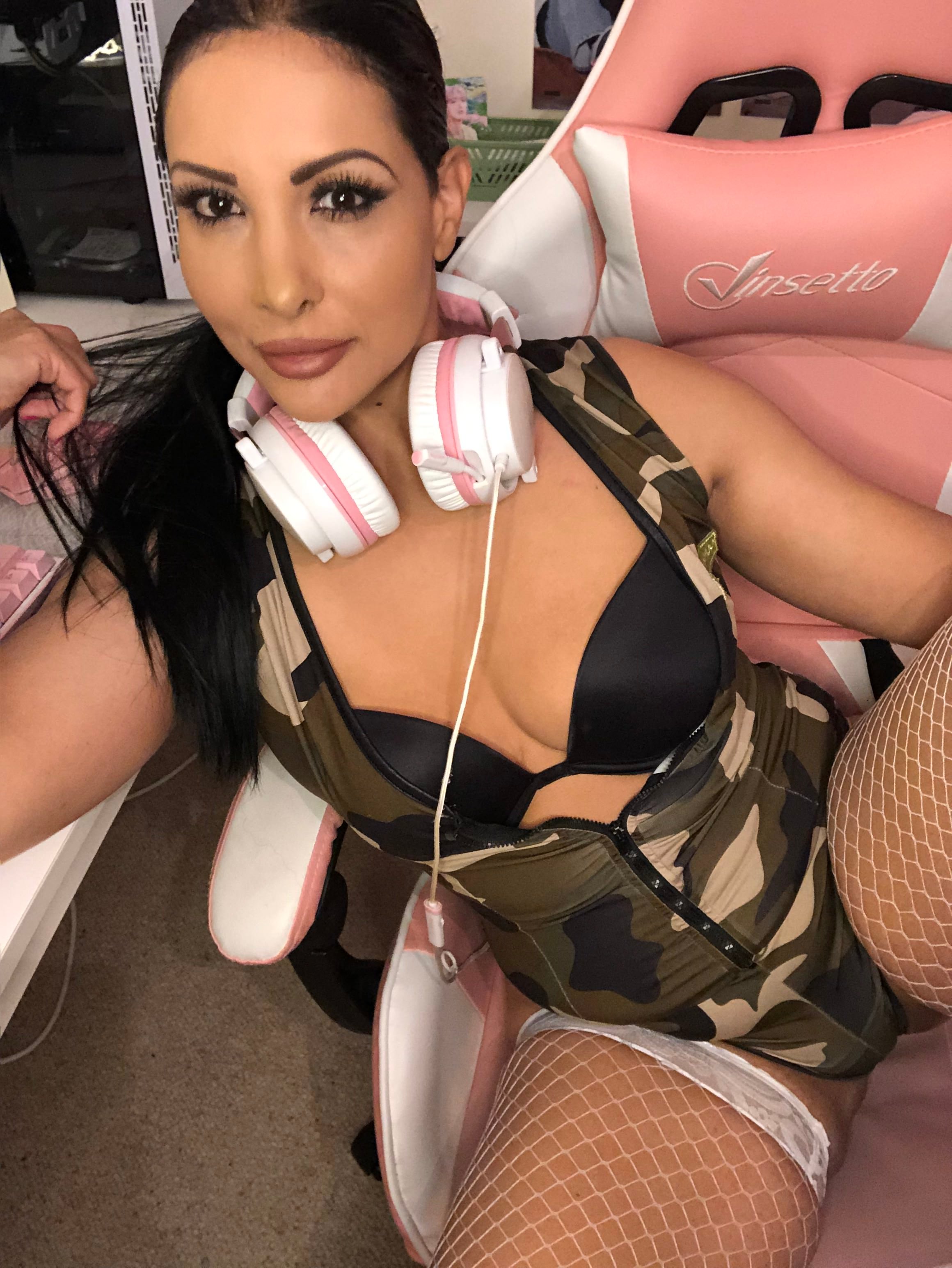 @MelissaMorganxo UK, 35 years old, love talking to people on my free page ♥️