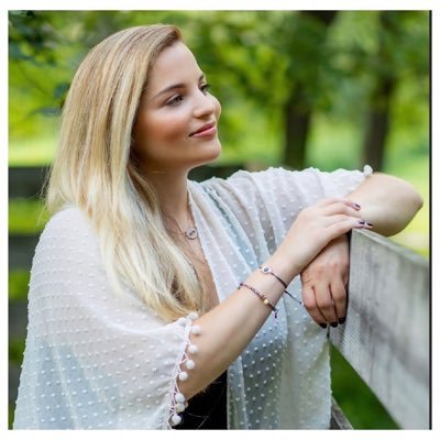 🔮| Psychic for CEOs & Feminine Leaders 🙌| I teach Empowerment & Self-Trust in Love & Life ✨| I help Women make ALIGNED decisions • 💼| Book a Session 👇🏻