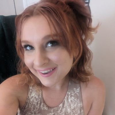 masters in sociology 🧡
non-binary lesbian 🩷
improv performer 🧡
comedian 🪻
stage actor 🩷
film extra 🪻 occasionally backstage