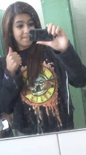 Coca-cola, esmalte preto, rock, & amigos *-* 
segue ai, não vai cair seu dedo, se cair nóes cola ;p