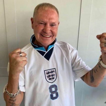 Fan of British football, lover of old football programs, old football photos. Personal admirer of Paul Gascoigne and Kenny Dalglish. Old school.