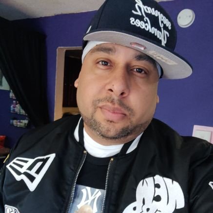 Jrobx83's profile picture. what up