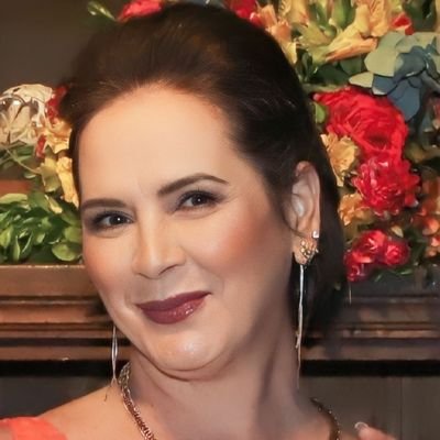 Espírita kardecista, patriota, estilista de moda.

Deus, Pátria, Família e Liberdade