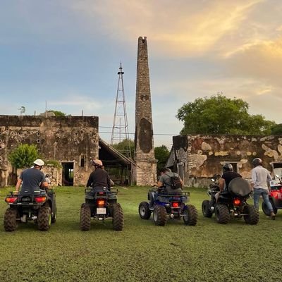 somos pareja yo con algunos años en el ambiente ella con ganas de iniciar .por el momento solo platica.