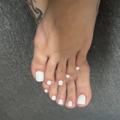 Love my FEET 👣 & Love to take care of them.🦶🏼I want someone else to care for them as well 😉 Hit me up don’t be shy☺️ Only I get to be shy here😊