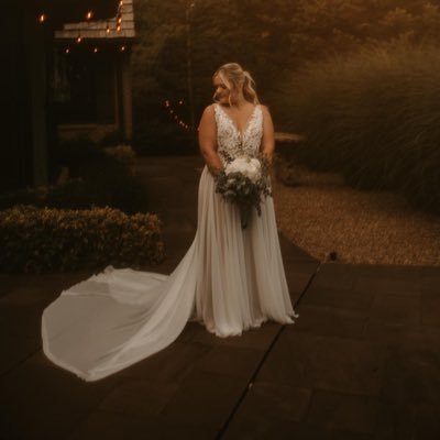 d00ditsarianna's profile picture. I’m a book half unread. | @gavin_studt is weird