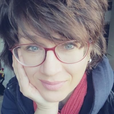 Hardwareshop owner, fan of european movies, books, classical music and music in general, owner of 2 cats, once married once divorced. Alive and kicking :)