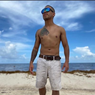 Estudio la Lic. En Comunicación // Fotógrafo Freelance 📸
Sigan mi cuenta de books y página personal ⏩⏩
https://t.co/8CjRT8pkSP