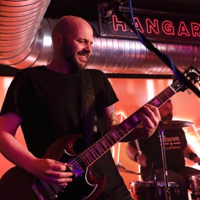 Periodista. Guitarrista, batería. Speaker de boxeo de Tundra-Redención entre otras promotoras de España. Atlético de Madrid en vena.