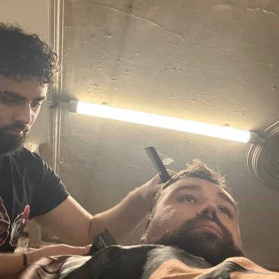 💼:Ex opticien ébéniste, ex vendeur de GSM, ex vendeur de Jazz new de crayons ✏️ . 🏉: Ex lanceur de pizza au Scac Cusset rugby🍕