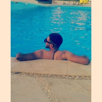 *انـــا أتــــــأذيـــتت فـ حـــــياتــــي بـــطــــريـــقـــه غــــبـــيــــه : )!*🙂💔
Hossam