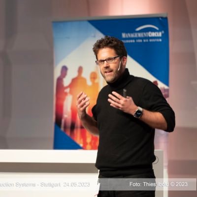 I’m a speaker, Transformation coach and author. I develop individual concepts for transformation and support organizations & employees in their implementation.