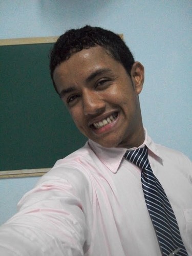 Sou simpatico,carinhoso,charmoso,extrovertido,sou cristão protestante,sou lindo,seria IPOCRITA se esqcesse q tbm tnho defeitos,ninguém é perfeito+buscamos ser.