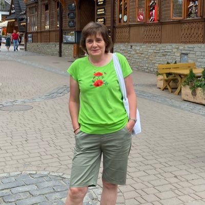 Annuszka już kupiła olej słonecznikowy i nie dość, że kupiła, ale już go nawet rozlała... lewackie kretyniszcza banuję z definicji.