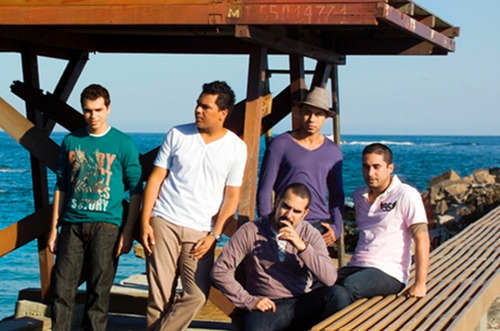 trechos de músicas do grupo.
