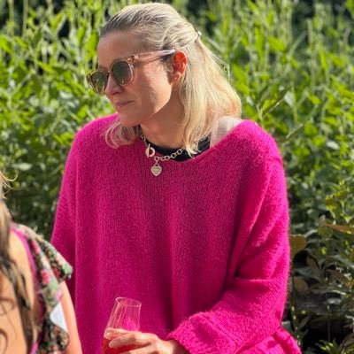 akandjo's profile picture. PM, wondering why everything is crumbling around her when so much hope & opportunity is on hand 🤚. Lover of logic, fairness & love through life’s uncertainty.