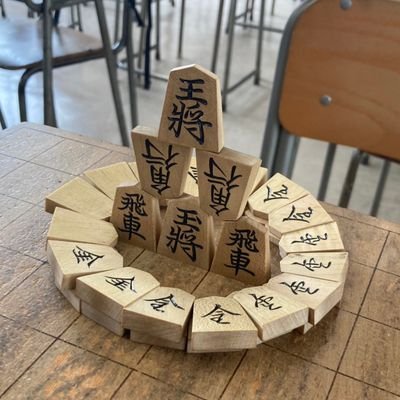 愛知県立明和高校将棋部の生徒的には公式のアカウントです。活動は平日の業後に毎日、北館4階の多目的2で行っています。