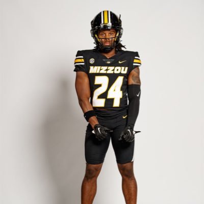 Just here to be a vessel of inspiration 🏁 | 23 | Entrepreneur | CEO of @divinedesignsclo & @stronghauljunk | @mizzoufootball Alum🙏