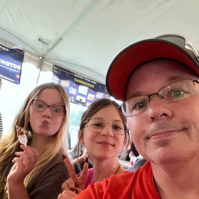 Dabearslindy's profile picture. Biggest Chicago bears fan in canada!!!! Proud father of the cutest twin princesses in the world, and has the most beautiful woman in the world beside me!!