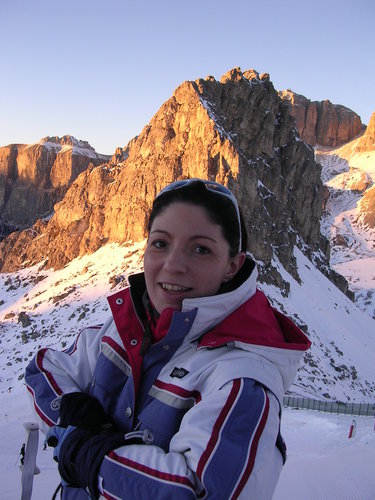 Psicologa non praticante, mamma di Viola, scio, amo le Dolomiti, mi piace lo sport in tv e la pizza, amo lo shopping e la manicure, vacanze estive in Grecia