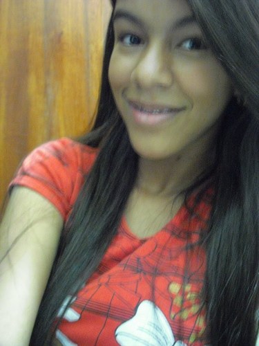 a menina que é simpática na hora certa, mas sabe ser insuportável quando isso é necessário. aquela que não está preocupada com a sua opinião.