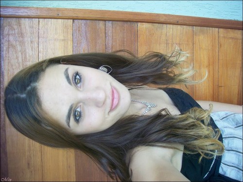 Gosto que me façam rir.. sou modelo e adoro animais.. d^.^b