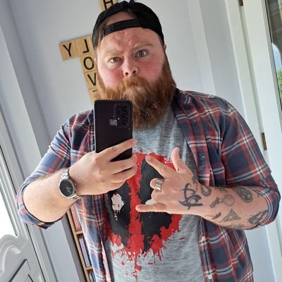 Beard grower, film junkie🎬 drinker🍺 pizza guy🍕 and unprofessional professional. 😎 🇬🇧 Insta: teddyreddogg