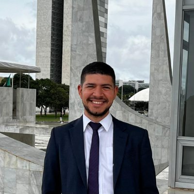 🎓 Cientista Político pela @UnB_oficial
💼 Assessor Legislativo na Câmara dos Deputados
📱 Administrador do @eixopolitico
🎙️ Host do Política Fora do Eixo