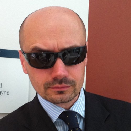 Detached Entrepreneur & Travelling Business Enjoyer