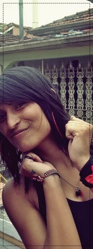 Quem sou eu ?
Quem sabe ainda sou uma garotinha :]
'Ficar me descrevendo aqui não vai adiantar nada ,ou vai ?
'ninguem lê isso mesmo,