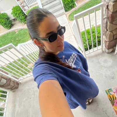 abbyrsimons's profile picture. she/her